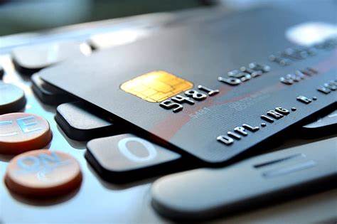 Link to payment information, showing a credit card placed on a keyboard.